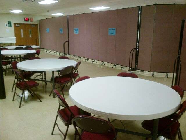 Sound absorbing, tackable walls divide a multipurpose room into several classrooms