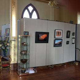 Flexible wall space in a gallery