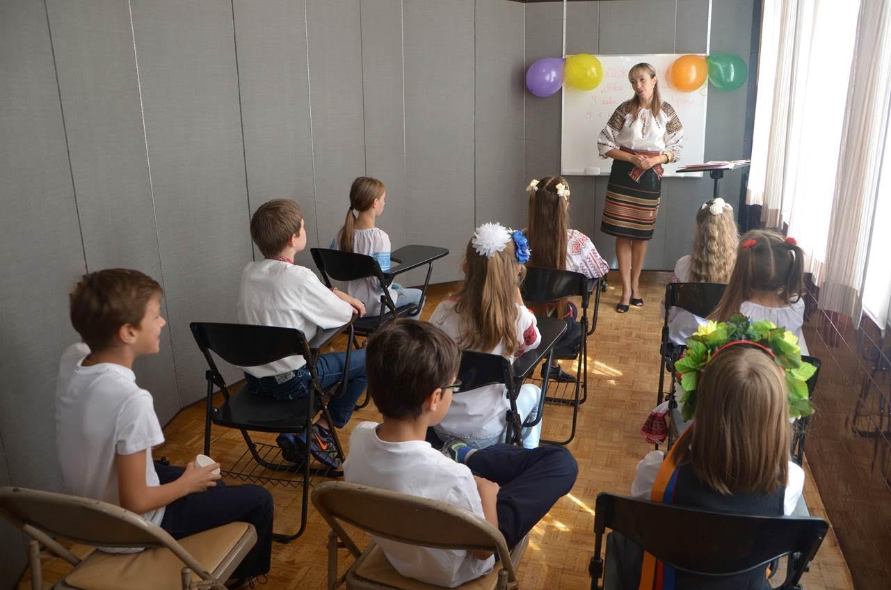 Sound absorbing movable walls create a classroom for a teacher and her students