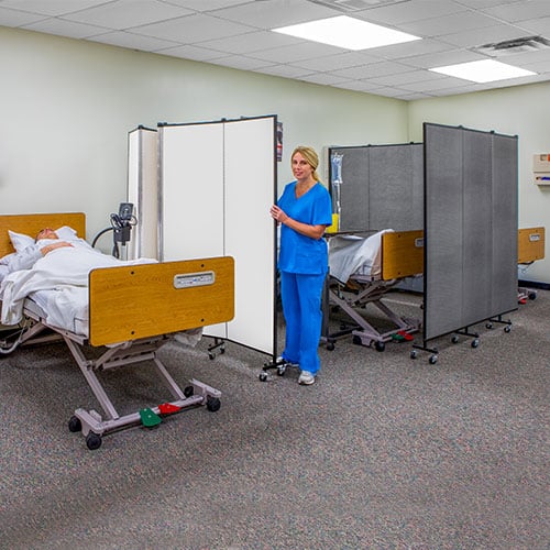 Movable hospital privacy screen between beds