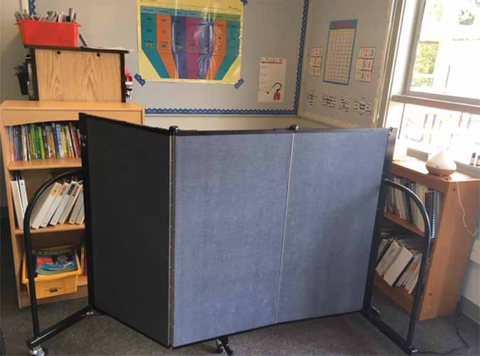 Short mobile wall in the classroom